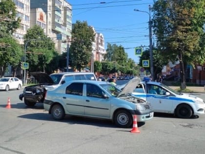 В результате столкновения двух иномарок в Йошкар-Оле травмы получил водитель одного из авто