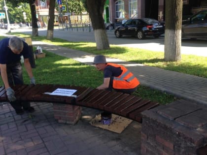 На бульваре Чавайна в Йошкар-Оле сотрудники МУП «Город» красят скамейки