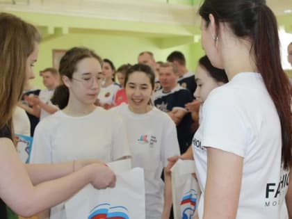 Единороссы поддержали турнир по волейболу