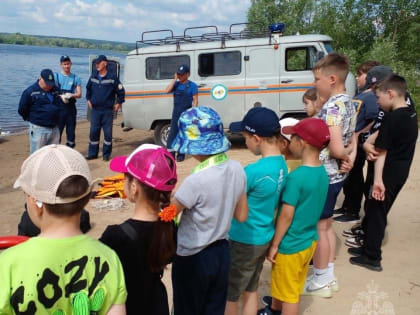 На берегу Волги марийские спасатели рассказали детям, как вести себя у воды