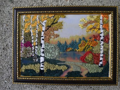 В Йошкар-Оле представлена выставка картин, вышитых лентами