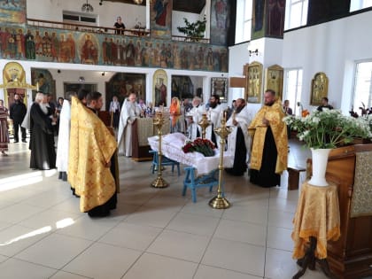 Епископ Феофан возглавил чин отпевания иерея Владимира Котенкова