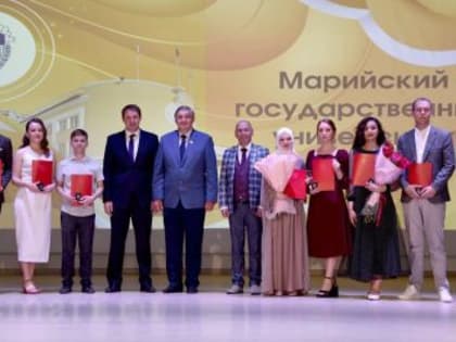 Председатель Государственного Собрания Анатолий Смирнов принял участие в торжественной церемонии вручения дипломов выпускникам Медицинского института МарГУ