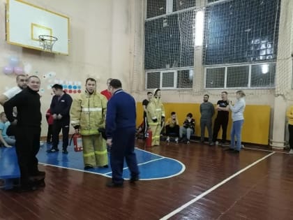 Возложение цветов к обелиску павшим воинам и традиционные игры «Папа и я - спортивная игра» в Волжском районе