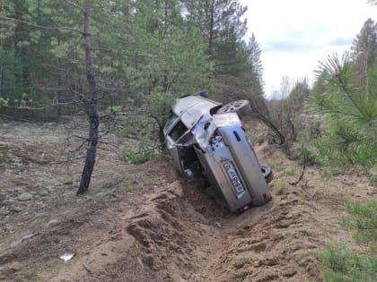 В Марий Эл легковой автомобиль съехал с дороги в кювет и опрокинулся