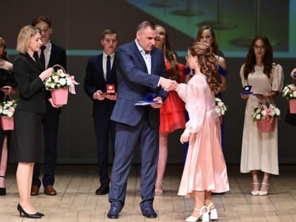 Глава Марий Эл вручил аттестаты и медали выпускникам йошкар-олинского лицея №28