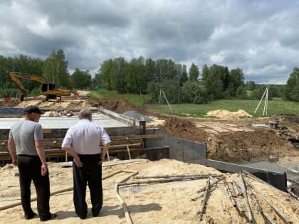 «Партийный десант» проверил ход ремонта моста через реку Шуй