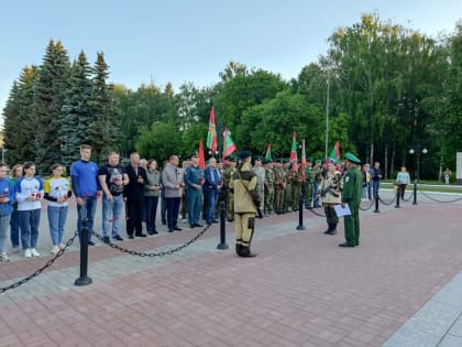 В Йошкар-Оле в 4 часа утра 22 июня горожане возложили цветы к Вечному огню