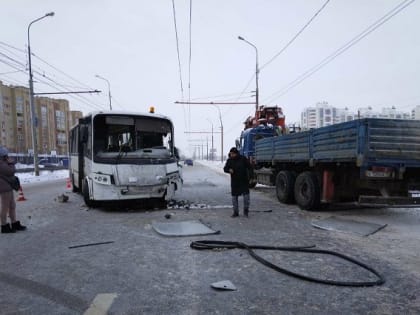 Четыре человека получили травмы в результате столкновения КамАЗа и пассажирского автобуса