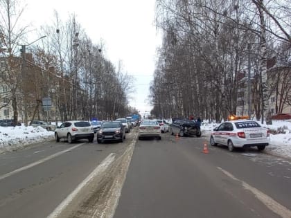 В Йошкар-Оле водитель иномарки врезался в машину, попавшую в ДТП