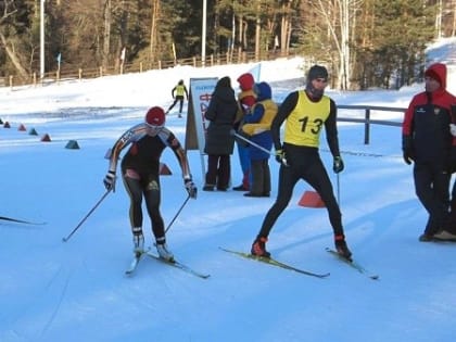 Лыжники трех регионов на искусственном снегу открыли зимний спортивный сезон в Волжске