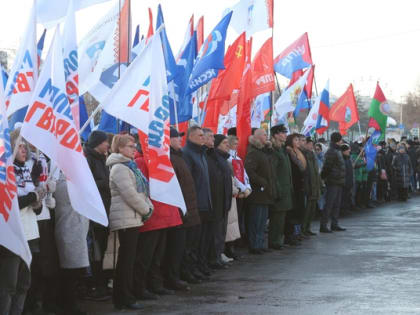 В Йошкар-Оле на площади им.В.П.Никонова состоялся митинг-концерт "Слава защитникам Отечества"