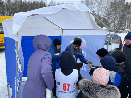 В Новоторъяльском районе «Единая Россия» угостила горячим чаем участников «Лыжни России-2023»