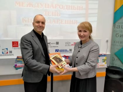 Мэр Йошкар-Олы Евгений Маслов подарил книги Национальной библиотеке им.С.Г. Чавайна