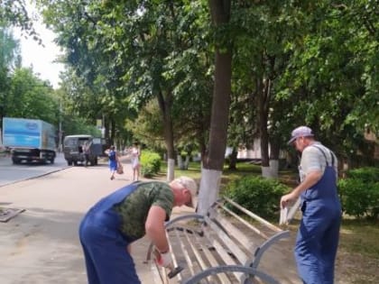 В Йошкар-Оле рабочие МУП “Город” строительного участка проводят ремонт и покраску скамеек на улице Пушкина
