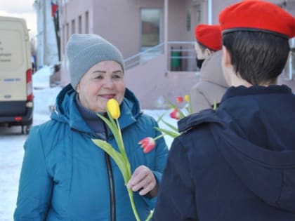 Сегодня, 8 марта, активисты юнармейского отряда «Архиповец» дарили цветы дамам, поздравляя их с праздником