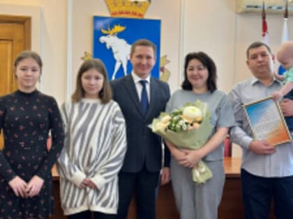 Многодетная семья из Йошкар-Олы стала счастливой обладательницей свидетельства на улучшение жилищных условий