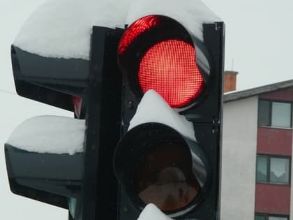 На одном из перекрёстков Йошкар-Олы замёрз светофор