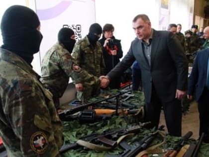 Юрий Зайцев заинтересовался выставкой оружия и спецсредств отдела “Ястреб”