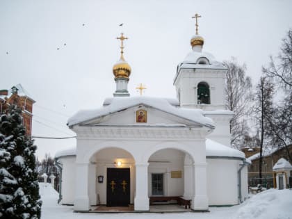 В городском парке Йошкар-Олы находится старинная скромная Тихвинская церковь 