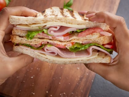 Ваш сэндвич с ветчиной может спровоцировать опухоль: медики паникуют и объявляют бойкот этому продукту
