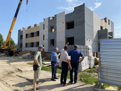 Ход строительства многоквартирного дома в поселке Новый Торъял проинспектировал «партийный десант»