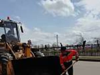 Дороги Волжска освобождают от грязи после зимней спячки