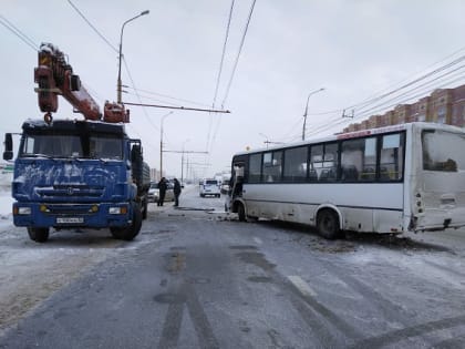 На выезде из города Йошкар-Олы столкнулись автобус и грузовой автомобиль