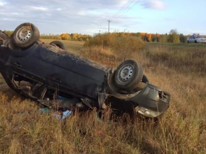 В Медведевском районе иномарка опрокинулась в кювет