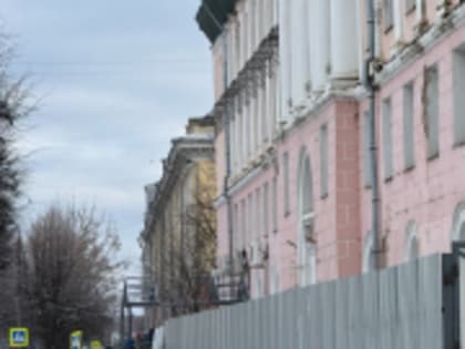 В целях безопасности граждан при проведении восстановительных работ около здания бывшей гостиницы 