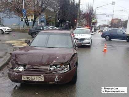 В Йошкар-Оле на улице Красноармейской произошли два ДТП из-за нарушения ПДД