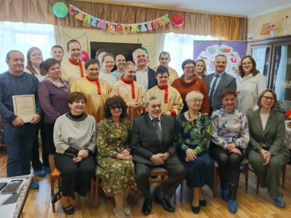 Уполномоченный по правам ребенка во Владимирской области поздравила руководителей АРДИ «Свет» с 9-летием основания квартиры для людей с инвалидностью