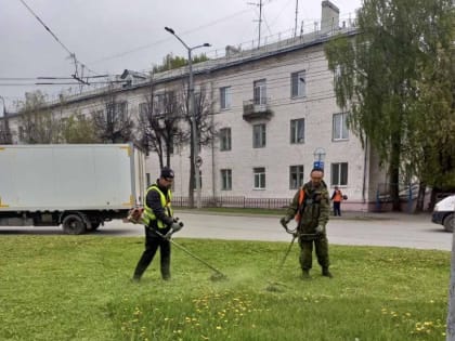 В Йошкар-Оле МУП «Город» приводит в порядок придорожные газоны