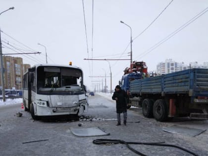 На выезде из Йошкар-Олы «КамАЗ» врезался в пассажирский автобус