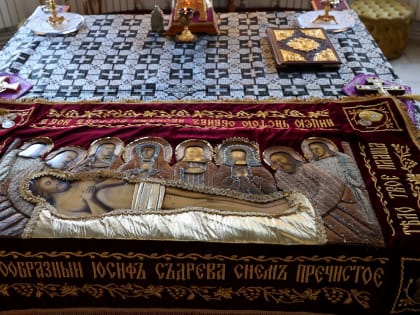 Епископ Феофан совершил утреню с чином погребения Плащаницы