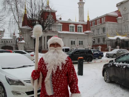 В Йошкар-Оле Полицейский Дед Мороз вышел на борьбу с мошенничеством