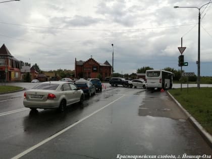 В Йошкар-Оле при столкновении 2 легковушек и пассажирского автобуса пострадала 45-летняя женщина