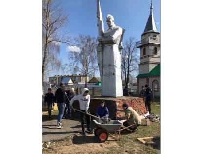 В Моркинском районе по просьбе детей отремонтировали памятник воинам ВОВ