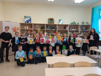 Ученики школы №31 готовятся поздравить своих бабушек и дедушек с Днем пожилых людей