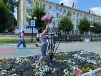 Сотрудники МУП "Город" продолжают проводить работы по благоустройству города