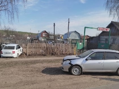 В результате ДТП в Волжске повреждены две стоящие машины и один едущий автомобиль