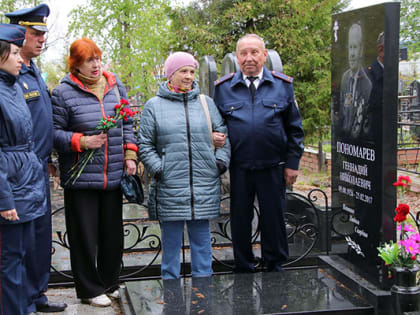 Ветераны и сотрудники УФСИН возложили цветы на могилы участников Великой Отечественной войны, служивших в уголовно-исполнительной системе