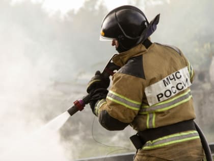 В Волжском районе горел гараж