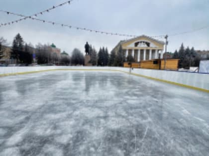 Счастливый четверг на ледовом катке площади Ленина