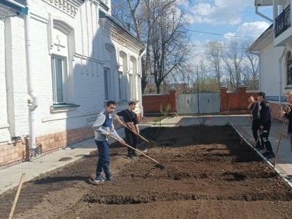 Студенты Йошкар-Олы помогли с уборкой территории Вознесенского собора