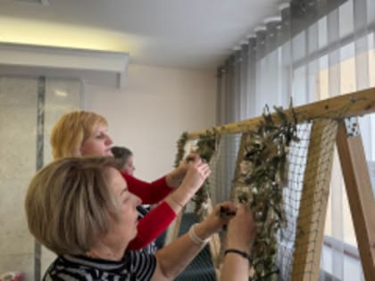 Плетение нового камуфляжного изделия - накидки для снайперов - осваивают волонтеры Йошкар-Олы