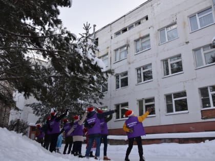 Волонтеры Марий Эл устроили сюрприз медицинским работникам и посетителям больницы Йошкар-Олы