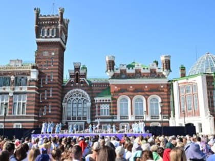 В архитектурном ансамбле Замка Шереметева зрителям представили спектакль «Лебединое озеро»