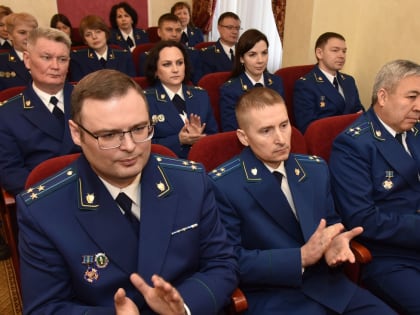 Юрий Зайцев поздравил сотрудников прокуратуры с профессиональным праздником