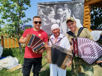 Марийский гармонист-самородок Арсений Яйцов побывал на международном фестивале “Играй, гармонь!”